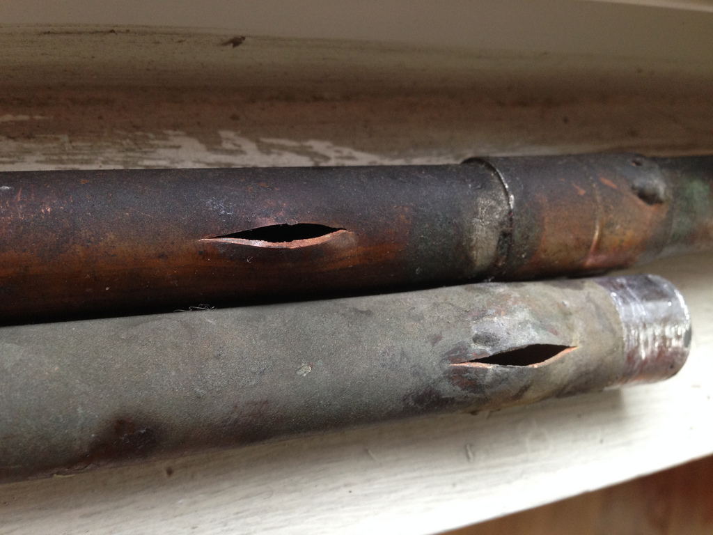 what not to do when thawing frozen pipes, how to safely thaw frozen pipes