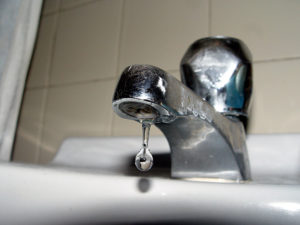 fix a leaking faucet or hire a plumber to fix faucet